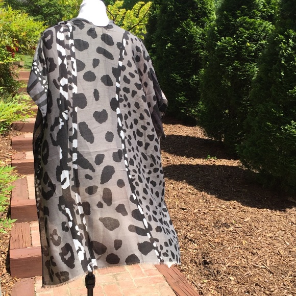 NWT! VERY COOL BLACK/WHITE KIMONO - Picture 4 of 7